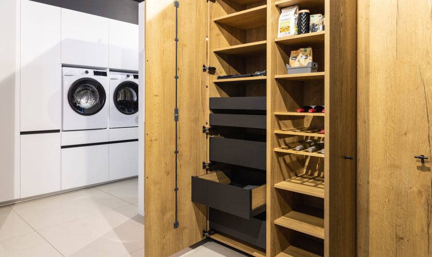 Bijkeuken-Laundry 2023 2N8A1999 hoge kasten open